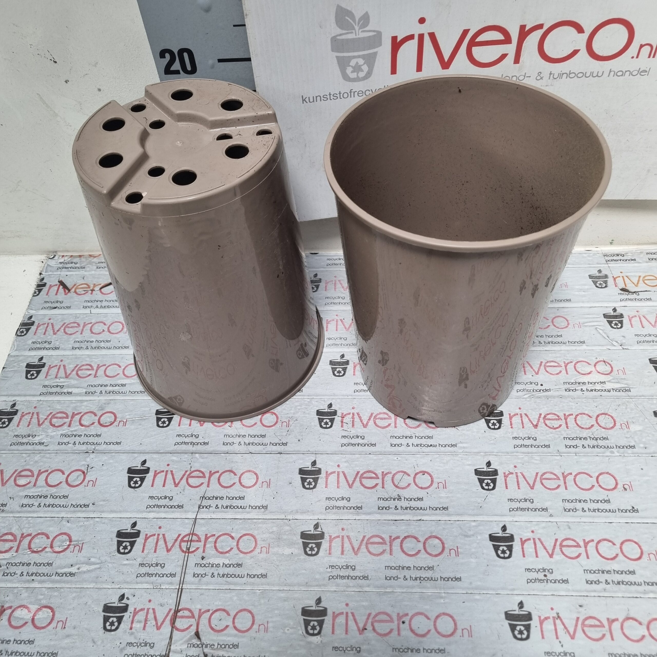Ronde 3 liter rozenpotten / round 3 liter rosepots / fruitpots / hedera-pots / taupé colour - Afbeelding 2