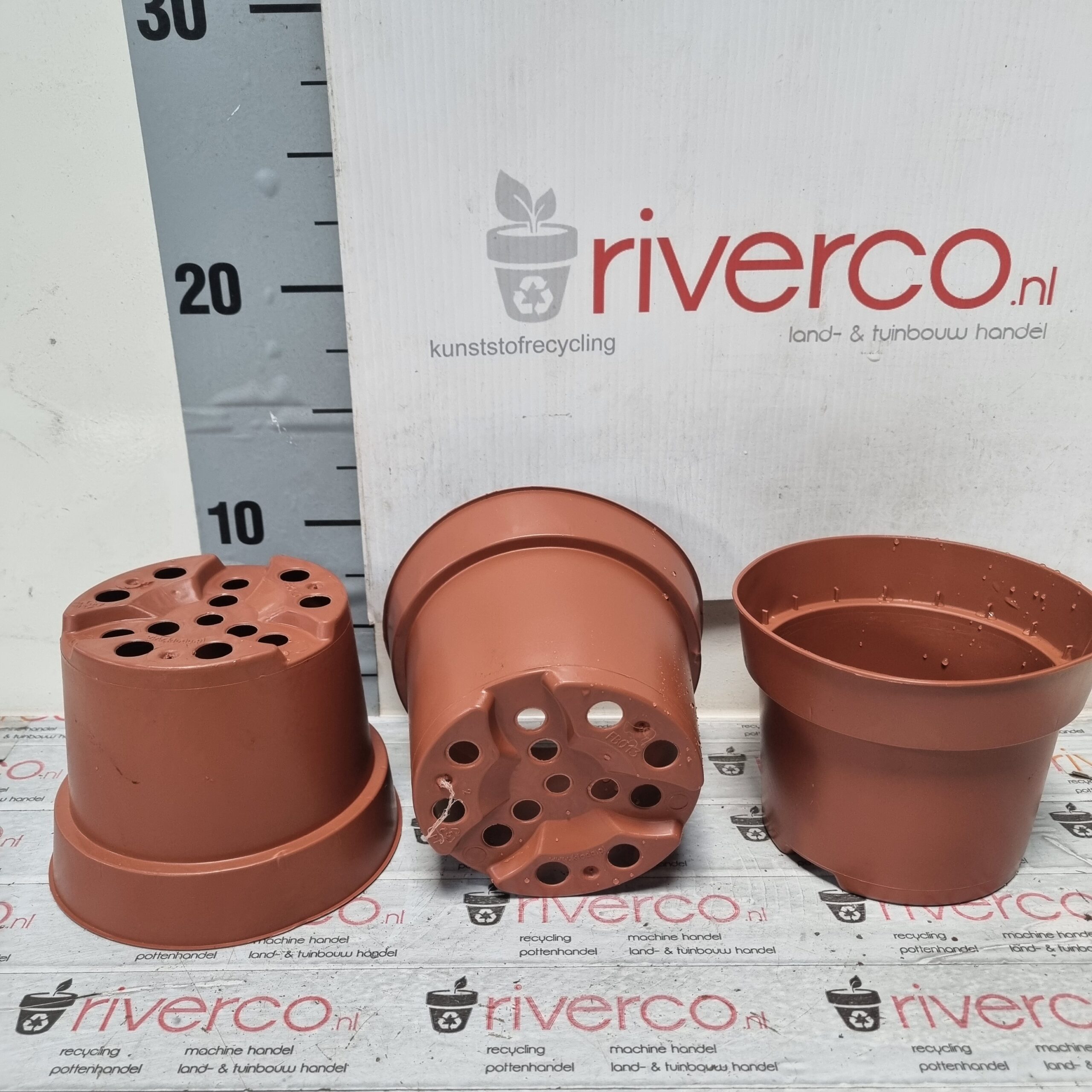 Nieuwe 13 cm potjes / NEW brown 13 cm pots / Neue terracotta colour 13 cm pots.
