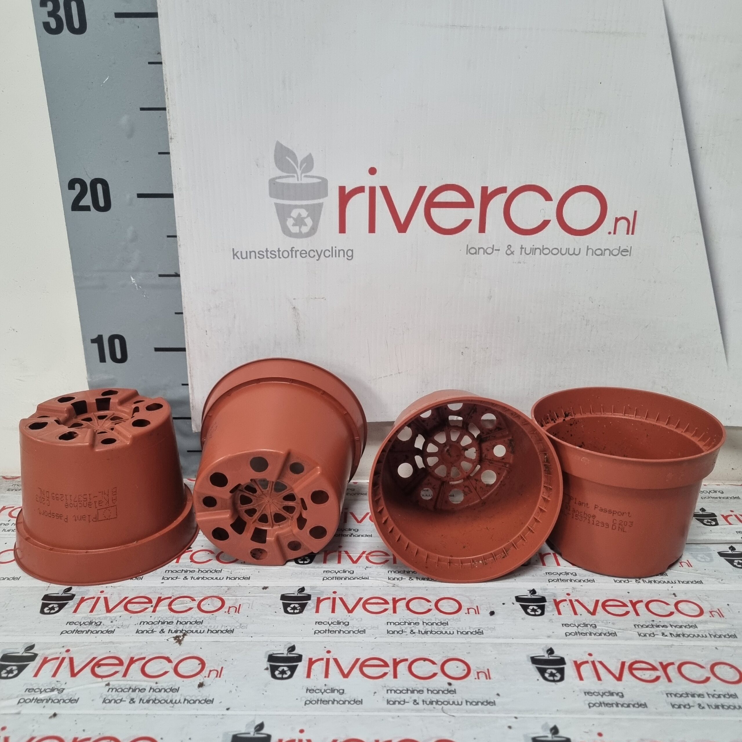 Terracotta kleur 10.5 cm potjes / brown 10.5 cm pots / Bloempot 10,5 cm 5° YZ / met print-code / hard pots